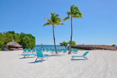 Image de Light, Bright & Nautical Condo - 5 min to Local Attractions [Ocean Pointe 1211]