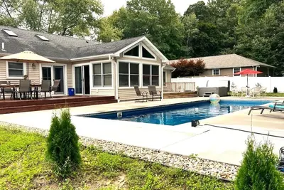 Image de Lg Private Pool w Huge Patio, Hot tub, Fire Pit, 2 min to Downtown, Beach & Rest