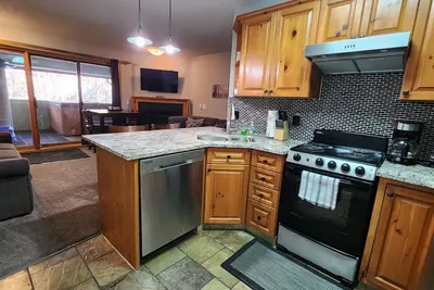 Image de Ski-in|Ski-out, Renovated 1 king bedroom, 2 bath, private hot tub in Snow Creek