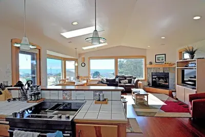 Image de The Waves House! Breathtaking Ocean View, Hot Tub, King Beds, Dog-Friendly.