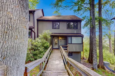 Image de Mountain-view escape near slopes with fireplace & wraparound deck