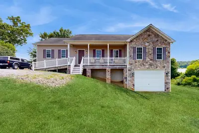 Image de Two-story, lakefront getaway with dock, beach, grill, 2 kayaks, 2 canoes, Ac