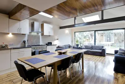 Image de Egham House serviced apartment near Staines, Windsor, Ascot, Heathrow -sleeps 6