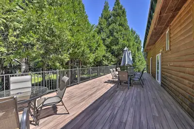 Image de Secluded Camp Connell Home w\/ Deck + Fireplace!