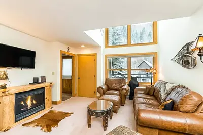 Image de Stunning ski-in/out condo with balcony, fireplace, hot tub, & mountain views