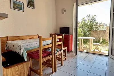Image de Maison avec mezzanine, piscine, parking privé, terrasse et climatisation à 900m de la plage