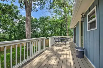 Omaha Apartment w\/ Yard - 15 Miles to Branson