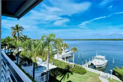 Image de Longboat Key Beauty! This 2/2 unit offers stunning views of the bay! Call today to book your fall vacation!