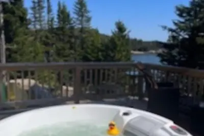 Image de Private Hot Tub Oceanfront Tiny Home