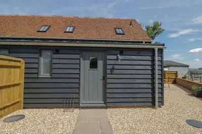 Kingfisher, 2 The Old Stables, pet friendly, with a garden in Witney
