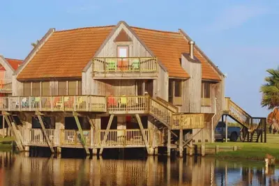 Image de Spring Escapes – Cozy Stays, Sweet Deals at Dream Daze Beach Condo!