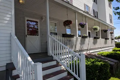 Image de Walk to the Pier. Central Location Downtown Condo