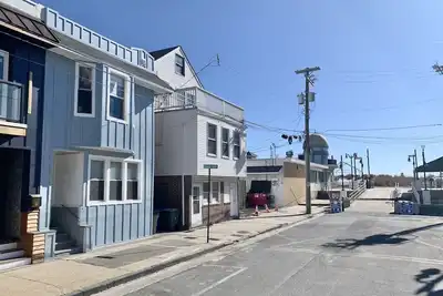 Image de 2nd House from the Beach/Boardwalk! Open Design Kitchen and Living Room Area!