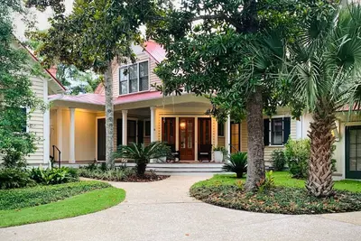 Image de Luxury 5 Star Waterfront 4300 sq. ft. Private Village home!