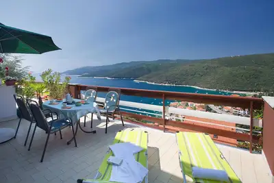 Appartement de deux chambres avec la terrasse et la vue sur le mer Rabac, Labin (A-7622-b)