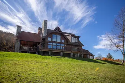 Image de Ridgeline View- 4bed 3 and a half bath home with long range views, outdoor fireplace, firepit