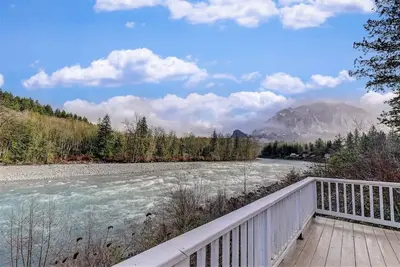 Image de Jaybird Retreat: 2 cozy cottages, riverfront & mountain views from hot tub