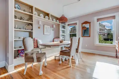 Image de Lovely & Light-Filled Victorian Townhouse with Luxury Amenities
