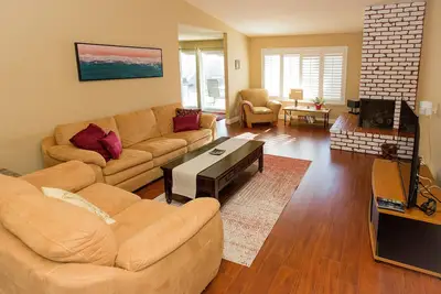Image de Cozy home in quiet neighborhood with hot tub and pool