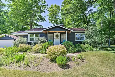 Image de Stylish Dog-Friendly Bungalow: Steps to Elk Lake