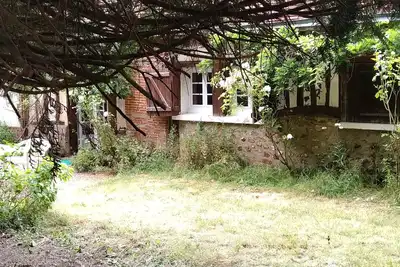 Image de Maison ancienne rénovée, environnement champêtre.