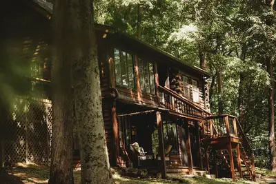 Image de Cozy Pines Tree house, HotTub, Basketball, Fireplace, 9 acres