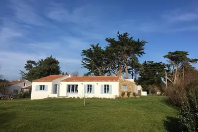 Maison dans un grand jardin calme, école de voile et plages à pied