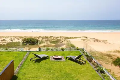 Image de Luxury Beach House with direct Beachfront Access and breathtaking views