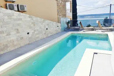 Image de Maison de vacances avec piscine et vue sur la mer
