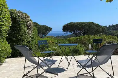 Image de Gigaro  Mas rénové et chambres climatisées vue mer