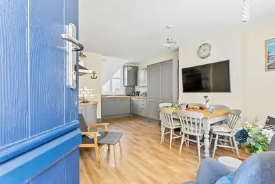 Stylish cottage, level location, in the heart of Dartmouth