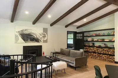Image de Uncluttered Elegance Hunter Retreat