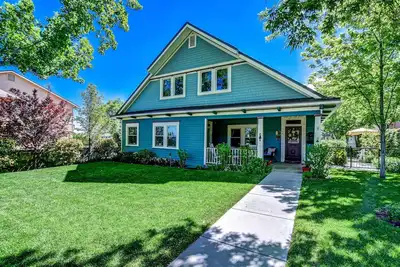 Image de Walk to Dtwn: Historic Prescott Home w\/ Yard!