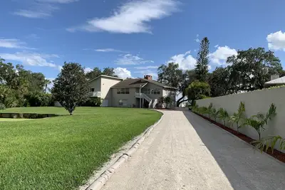 Image de A pool home with a dock directly on the Manatee River. Breath taking sunsets!