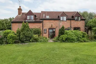 Lawn Farm Cottage, pet friendly, with pool in Gloucester
