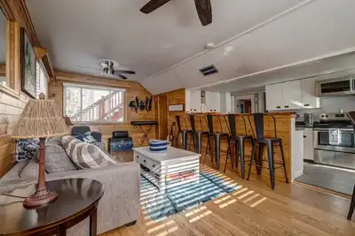 Image de New Lakefront Home sleeps 14 with dock.
