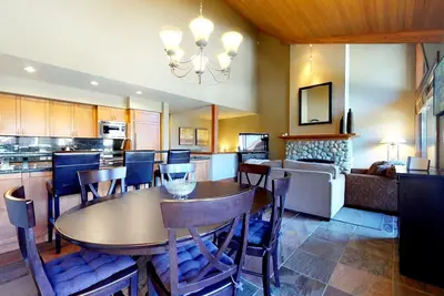 Image de 3br | Montbello | King Bed w/ Ensuite | Private Hot Tub | Cooling System | Private Deck
