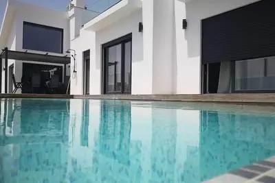 Villa 4 Suits +1, Walking Distance From The Beach, Swimming Pool, Ac, Parking
