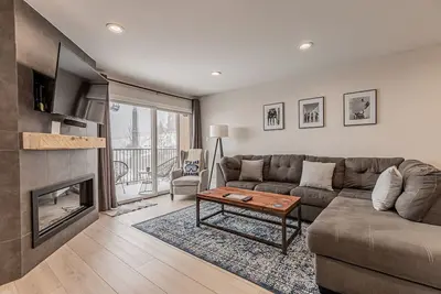 Image de Stylish Ski-In/Ski-Out Condo with Sunset Views and Slope Access | Sleeps 5!