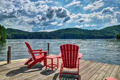 Image de Like to sit back, relax & enjoy the lake?  Come stay at Lakeside today! !