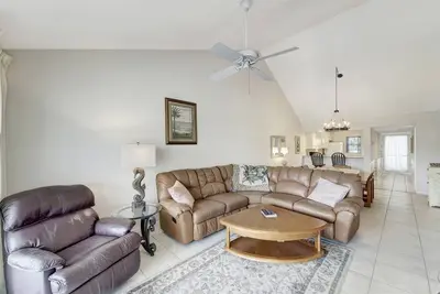 2/2 Vaulted Ceiling 10 Min to beach on golf course