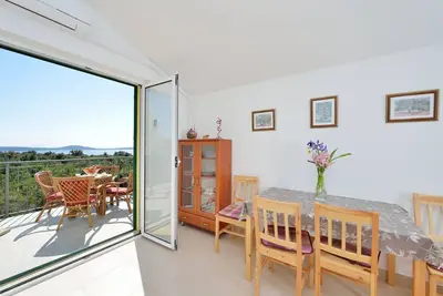 Appartement d'une chambre avec la terrasse et la vue sur le mer Baie Ljubljeva, Trogir (A-18371-a)