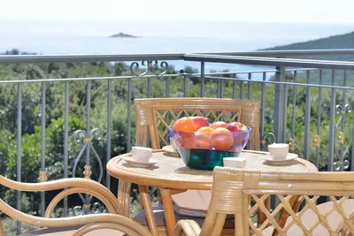 Appartement d'une chambre avec la terrasse et la vue sur le mer Baie Ljubljeva, Trogir (A-18371-b)