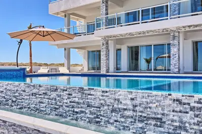 Image de Luxury Beachfront Six Palms Villas # 1