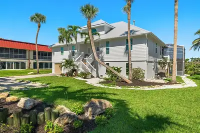 Image de Cross the Street to the Emerald Waters of Sanibel when you stay at Sea La Vie