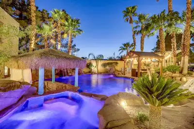 Image de Dd Luxurious 12bd/13ba Mansion Villa w/ Two Beautiful Resort Pools. Sleeps 39!
