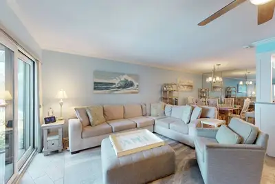 Image de Vibrant retreat with pool, beach access, tennis, balcony, & stunning ocean views