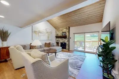 Image de Three-level townhome on golf course near slopes with hot tub, pool, sauna