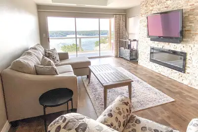 Image de Emerald Bay - Family Favorite  🕶 3br Condo with great lake views!