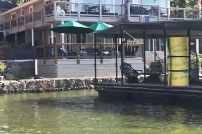 Image de Cozy sunrise suite at waters edge